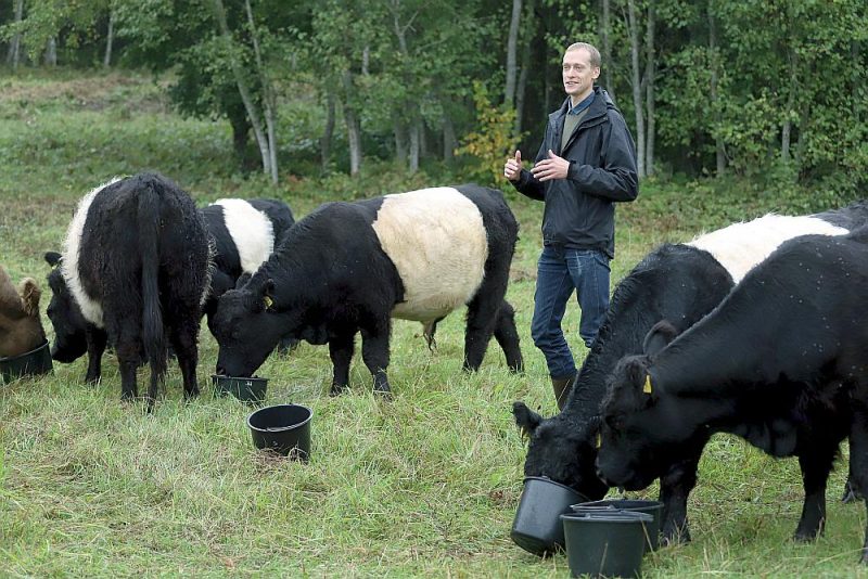“Šobrīd liels palīgs man ir Galovejas šķirnes liellopi, kas iesaistās dabisko pļavu atjaunošanā un uzturēšanā,” stāsta ZS “Drubazas” saimnieks Ģirts Dzērve.