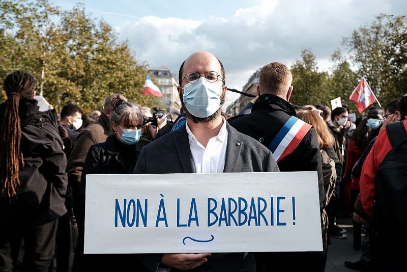 “Nē barbarismam!” aicina pagājušajā svētdienā Parīzē un arī citās Francijas pilsētās sarīkoto skolotāja Samuela Patī piemiņas demonstrācijas dalībnieks.