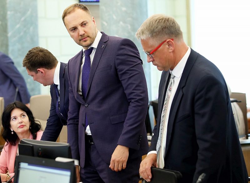 Pēdējā laika diskusijas saistībā ar amatpersonu iecelšanu notikušas pēc kultūras ministra Naura Puntuļa (no labās) un iekšlietu ministra Sanda Ģirģena lēmumiem.