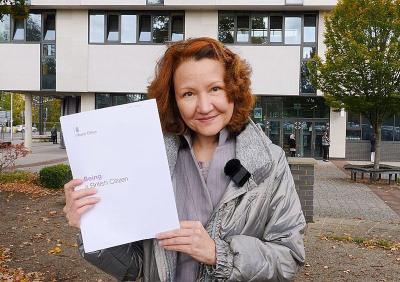 Ilze Kalve pēc pilsonības sertifikāta saņemšanas pie Krolijas pilsētas pašvaldības ēkas.