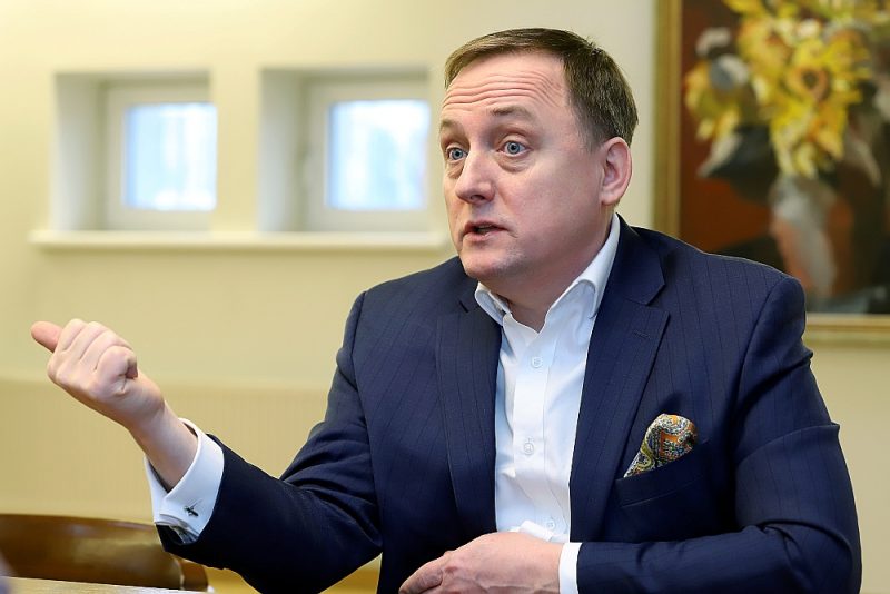 Mārtiņš Kazāks: “Tās ir ļoti labas ziņas plašam cilvēku lokam, kuri līdz šim bija izstumti no ekonomiskās aprites vai pat bijuši spiesti doties darba gaitās ārpus Latvijas. Šajā parādu norakstīšanā nav ieguvēju, vien zaudētāju savstarpējs izlīgums.”