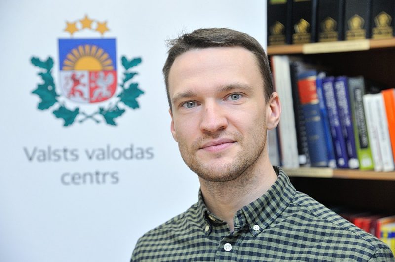 Arturs Krastiņš: “Pārceļot kādu terminu latviešu valodā, jāskatās gan uz tā izcelsmi, gan labskanību – pat tad, ja kāds termins pēc būtības atveidots veiksmīgi, bet neskan labi, tas, visticamāk, valodā neieiesies.”