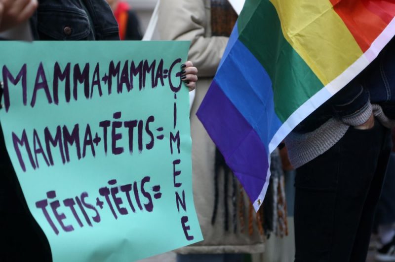 Ap 100 cilvēku pie Saeimas piketē par visu ģimeņu tiesisko aizsardzību