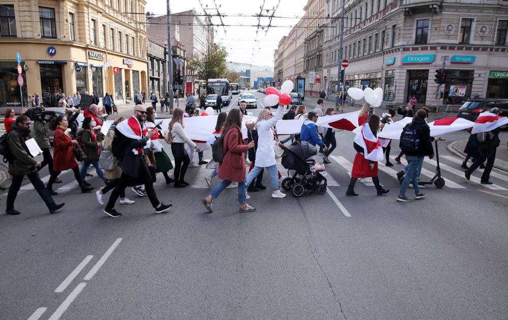 У Білорусі ввели штрафи в розмірі $200 за використання національних біло-червоних прапорів - Цензор.НЕТ 2139