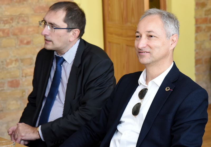 Tālis Linkaits (no kreisās), šķiet, nav Jāņa Bordāna tuvāko domubiedru grupā un nereti par JKP valdes lēmumiem uzzina tikai pēc to publiskošanas. Viņš nav arī partijas valdē.