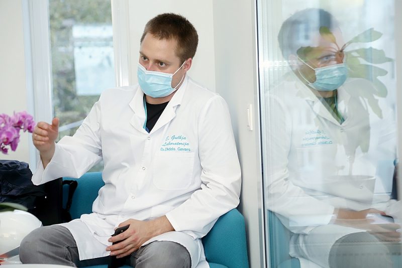 E. Gulbja laboratorijas speciālists Miks Gavars: “Astoņu mēnešu laikā ir tik daudz redzēts, ka, ieraugot pacientu, kuram parādījušies simptomi, jau spējam paredzēt, kad analīžu rezultāts būs pozitīvs. Piemēram, garšas un ožas zudums ir ļoti raksturīgs simptoms, sākot ar trešo dienu kopš inficēšanās vai jau pārslimojušam cilvēkam.”