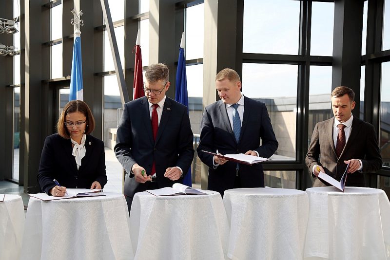 Rīgas domes koalīcijas partiju pārstāvji Mārtiņš Staķis (no labās), Edvards Smiltēns, Vilnis Ķirsis un Linda Ozola paraksta sadarbības līgumu.