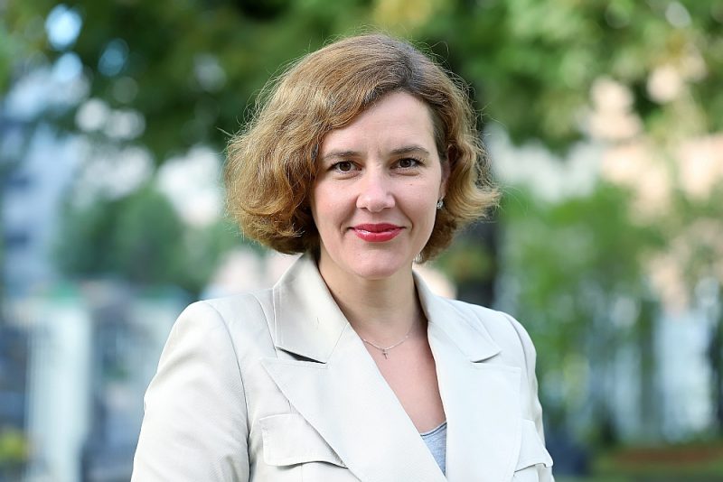 Dana Reizniece-Ozola: “Ārkārtas vēlēšanas Rīgā rāda, ka sabiedrība mainās. Pieaug pieprasījums pēc liberāli domājošiem un kreisiem spēkiem. Viņi var iegūt lielāku atbalstu arī nākamajā Saeimā. Pretim jābūt spēcīgam konservatīvajam spārnam.”