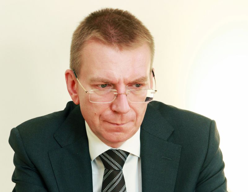 Epidemioloģiskās prasības ārlietu ministram Edgaram Rinkēvičam jau asinīs – roku nedod un viesus sēdina pa gabalu.