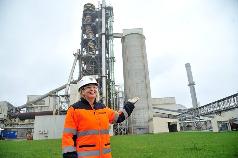 Filtru efektivitāte ir 99,99 procenti, rāda Santa Kļava: “Gaisā izpūšam tikai siltu gaisu un CO2. Lāzeriekārtas skurstenī mēra gaisa kvalitāti nepārtraukti, un VVD tiešsaistē redz emisiju līmeni jebkurā brīdī. 80. gados putekļi bija 150 μg/m3. Pašlaik gaisā iziet 5–10 μg/m3 putekļu, kaut gan normatīvi atļauj 20 μg/m3.”