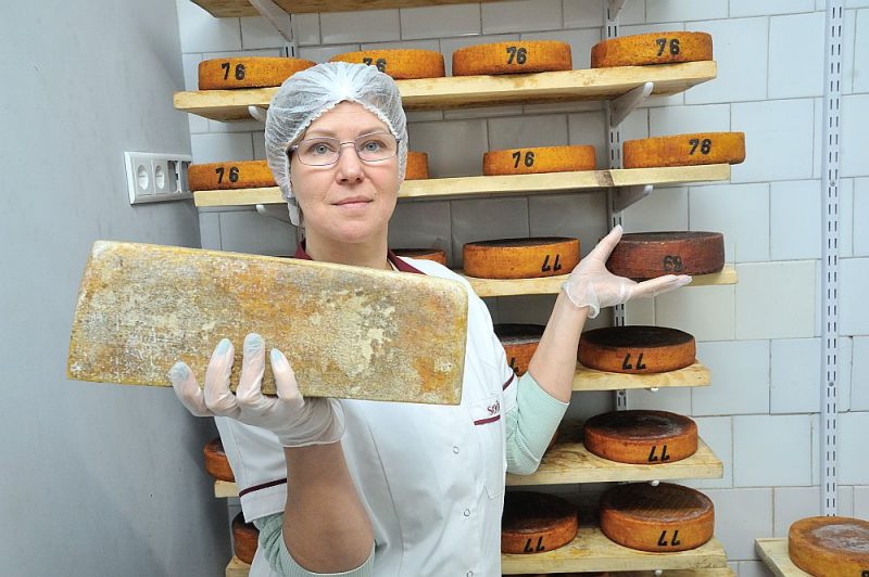 “Soiras” īpašniece Inga Āriņa-Vilne: “Kad tirgū nav satricinājumu un viss rit savu gaitu, tad arī veikali nepievērš lielu uzmanību jauniem produktiem. Taču pandēmijas laikā, kad restorāni un viesnīcas bija slēgtas, pieaugusi tirgotāju interese tieši par nišas produktiem. Tas ļāvis nedaudz atsperties mazajiem ražotājiem, kam pirmskrīzes laikā bijis grūti iekļūt veikalos.”