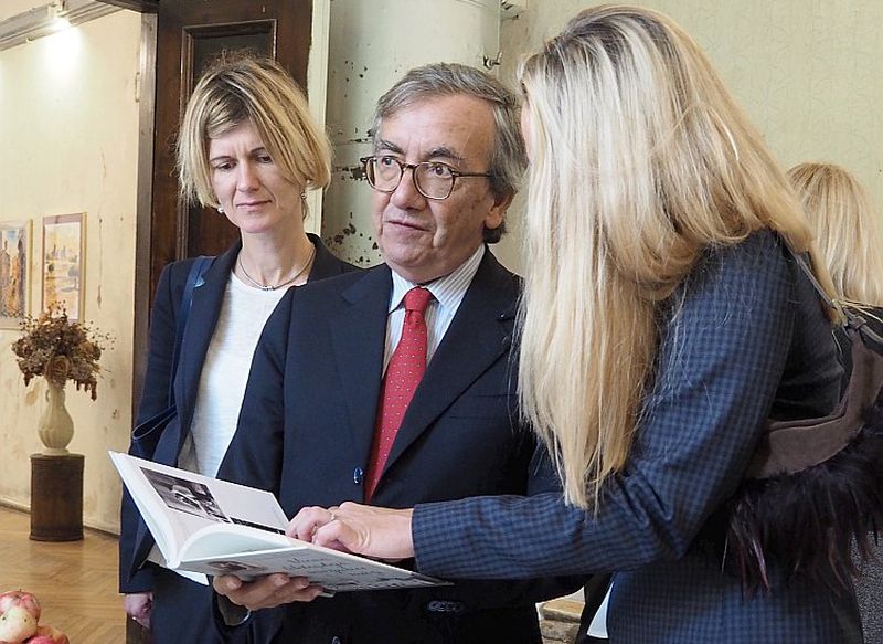 Ilzes Lecinskas un Džoakīno Lanca Tomazi grāmatu “Vienā likteņdejā savijušies mūži” skata Itālijas vēstnieks Latvijā Stefano Taliani de Markio.