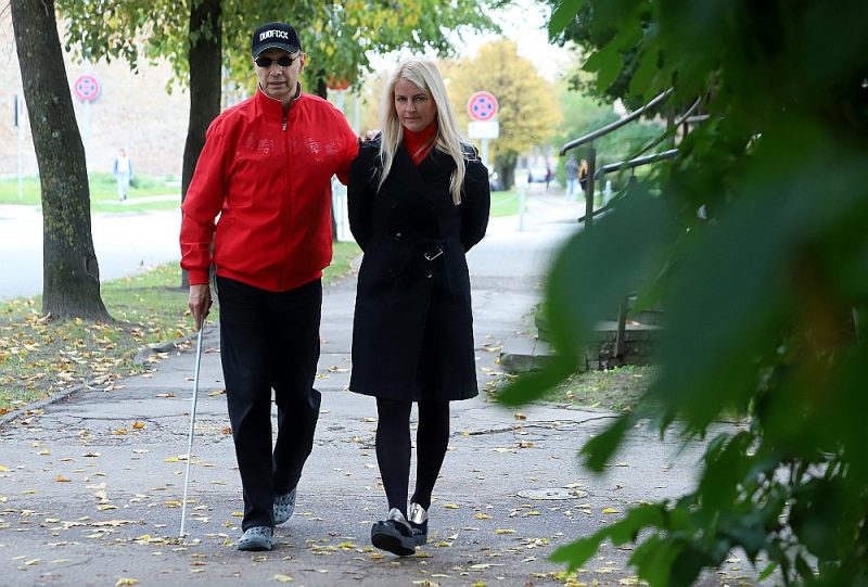 Jelgavas Neredzīgo biedrības vadītāja Ilze Makarova un jelgavnieks Vilnis uzsver, ka biedrības sniegtais atbalsts cilvēkiem ir ļoti svarīgs.