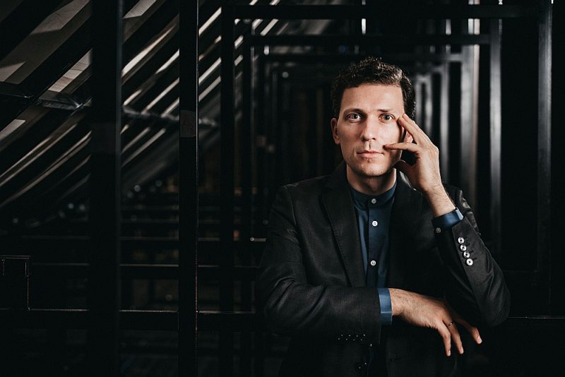 Pianists Reinis Zariņš, precīzi sekojot komponista Paula Hindemita atstātā skaņuraksta norādēm, risināja ne vairāk un ne mazāk kā pasaules harmonijas noslēpumus.