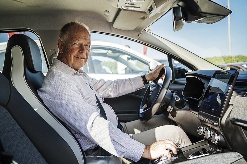Dainis Bremze jau gandrīz trīs gadu desmitus darbojas auto tirdzniecības biznesā.