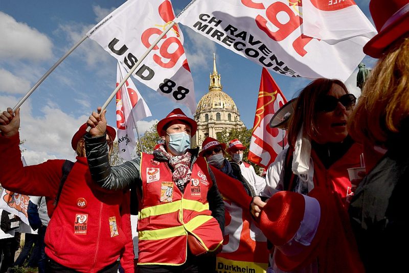 Parīzē pie Francijas Solidaritātes un veselības aprūpes ministrijas ēkas demonstrē veselības aprūpes arodbiedrību aktīvisti, prasot piešķirt vairāk līdzekļu slimnīcām koronavīrusa krīzes laikā.