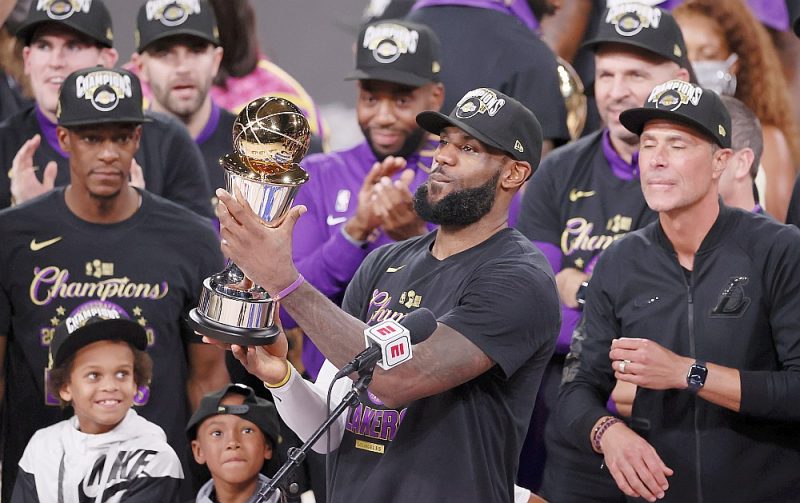 Lebrons Džeimss (ar kausu) ir viens no četriem spēlētājiem NBA vēsturē, kas par čempionu kļuvis trīs dažādu komandu sastāvos, bet atšķirībā no kolēģiem vienmēr spēlējis pirmo vijoli.