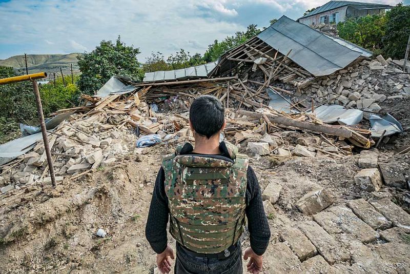Azerbaidžānas raķetes nodarītie postījumi Martuni ciemā Karabahā.