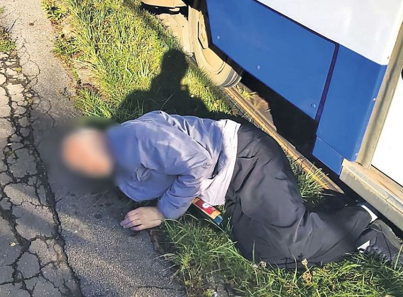 Tramvaju vadītāji stāsta, ka dažkārt bezpajumtnieki un dzērāji arī guļot zem tramvajiem.