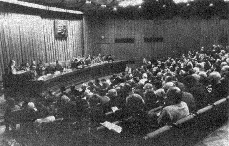 Komunistu saiets Kongresu namā 1990. gada novembra vidū.