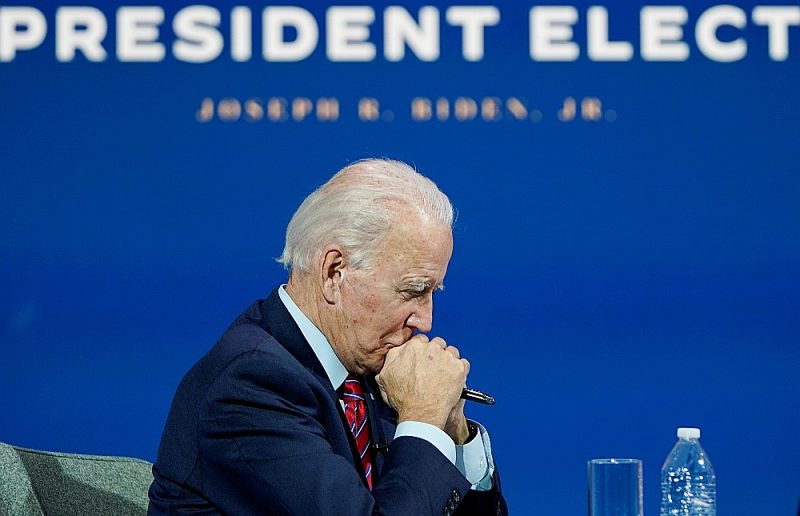 “Amerika ir atgriezusies,” vēršoties pie Eiropas valstu līderiem, pirmdien runā no sava pagaidu biroja ASV Delaveras štata Vilmingtonā sacīja Džo Baidens.