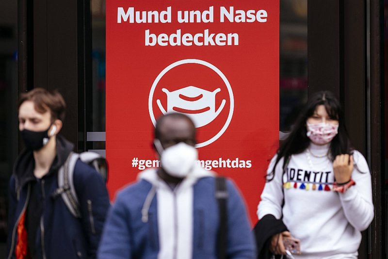 Diseldorfas stacijā plakāts aicina pilnīgi visiem uz ielas valkāt sejas maskas, šo normu Administratīvā tiesa pirmdien atcēla.