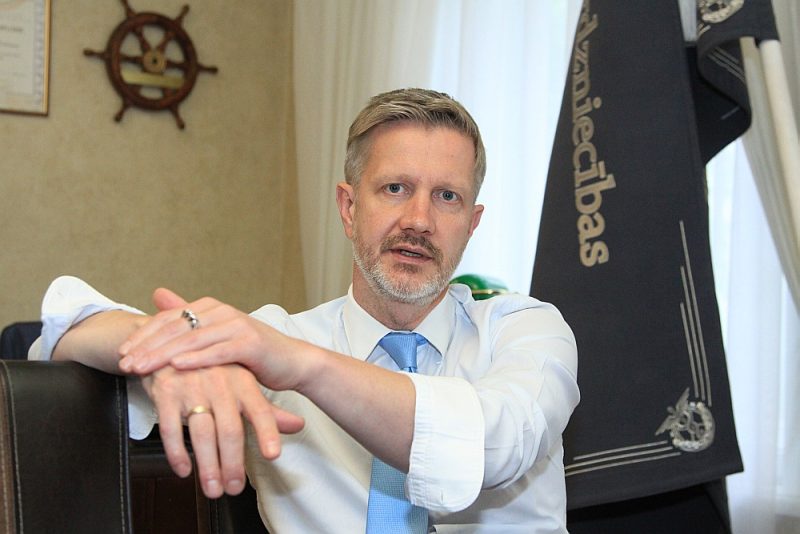 Latvijas Tirdzniecības un rūpniecības kameras valdes priekšsēdētājs Jānis Endziņš: “Diemžēl visticamākais nākotnes scenārijs ir šāds – nākamā gada sākumā tiks izjaukti un sagrauti esošie alternatīvie nodokļu režīmi, sekos gads kaut kāda nesaprotama starpstāvokļa, kuru daudzi sīkie uzņēmēji varētu arī nepārdzīvot, un tad 2022. gada sākumā beidzot parādīsies viņiem domātais darījumu konts, kas atvieglos dzīvi. Un tas viss ekonomiskās krīzes laikā.”