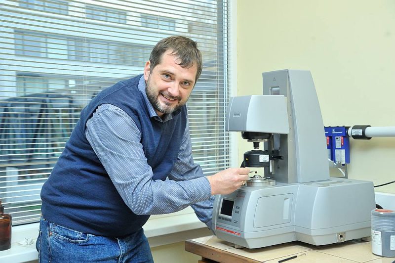 Rīgas Tehniskās universitātes pētnieks Viktors Haritonovs: “Lai panāktu zināšanu pārnesi uz ekonomiku, par pētījumu rezultātiem ir ne tikai jāraksta zinātniskajos žurnālos, bet jāpiedalās arī darba grupās un semināros ar praktiķiem, skaidrojot viņiem iegūtos rezultātus, jāmāca studentiem, jo daudzi no viņiem pat pēc pirmā kursa jau strādā nozares uzņēmumos, un jārunā ar medijiem.”