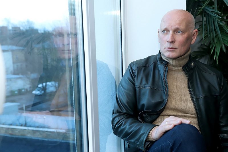 Alvis Hermanis: “Mēs orientējamies uz JRT skatītājiem, kuri saprot, ka nevienā “netfliksā” viņiem nebūs JRT seriāla ar Kasparu Znotiņu, Andri Keišu, Baibu Broku un Gunu Zariņu, jo tur tādu vienkārši nav.”