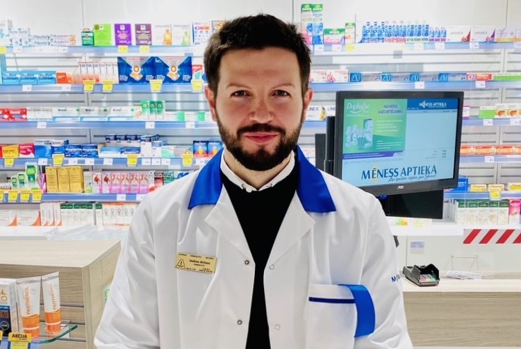 Vadims Brižaņs, Pētersalas aptiekas („Mēness aptieka”) vadītājs, sniedz farmaceita konsultācijas tiešsaistē