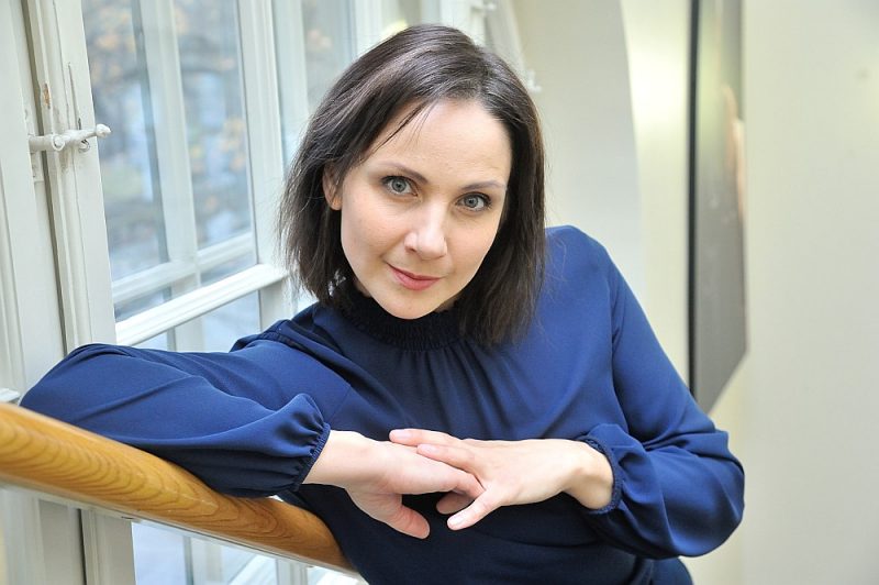 Inga Misāne-Grasberga: “Iespējams, viena loma var sanākt netīšām, varbūt divas, bet, lai strādātu uz skatuves ilglaicīgi, tas paģēr gan sviedrus, gan asaras, gan nervus.”