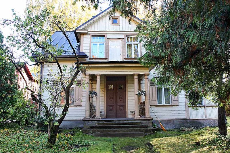 Gaišais un elegantais nams ar mezonīnu – izbūvēto nepilno stāvu divslīpju jumtā. 2010. gadā skārda notekcaurules atjaunotas sākotnējā izskatā – ar atvērtām krokodila mutēm.