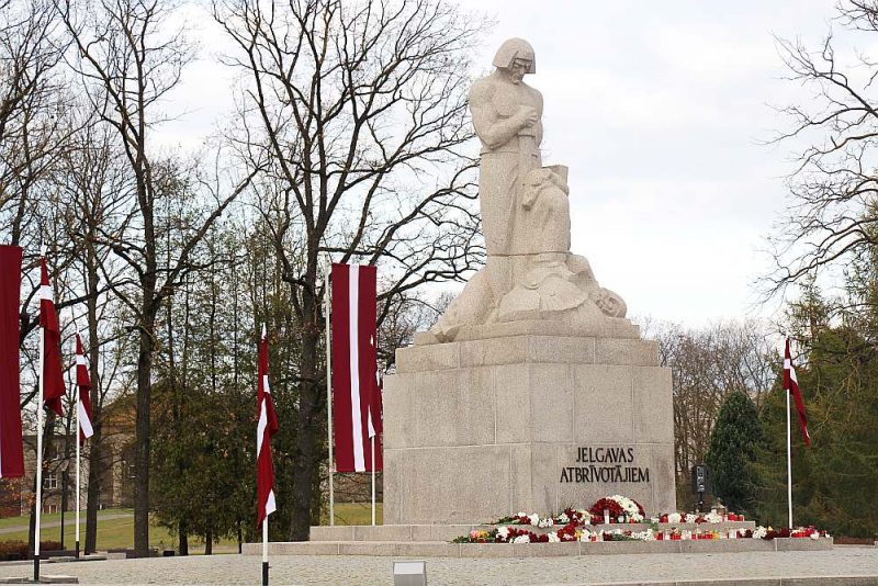 Šo Brīvības cīnītājiem veltīto pieminekli, ko par tautas ziedojumiem 1932. gadā veidoja tēlnieks Kārlis Jansons, atjaunoja viņa dēls Andrejs Jansons. Fragments no oriģināla, kuru iznīcināja padomju laikā, atrodas pie Ģ. Eliasa Jelgavas Vēstures un mākslas muzeja.