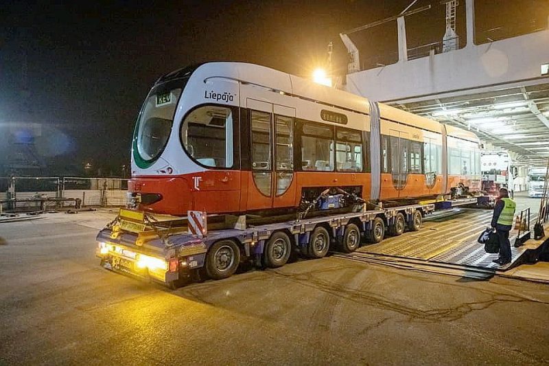 Ar “Stena line” prāmi uz Liepāju atvests pirmais Horvātijas rūpnīcā “Končar – Electric Vehicles Inc.” ražotais zemās grīdas tramvajs.
