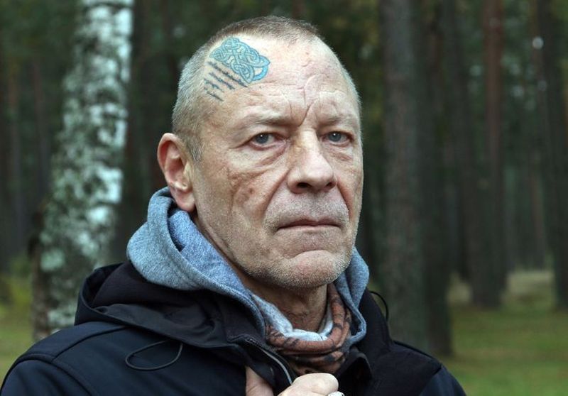 Karavīrs, instruktors, aktieris, kalējs: Ziedonim Ločmelim ir daudz talantu, un visās jomās viņš darbojas pēc labākās sirdsapziņas, jo pieradis katru darbu novest līdz galam. Savu cīnītāja raksturu Ziedonis parādīja arī cīņā pret vēzi, un šobrīd ir atguvies no ļaunās slimības. Viņš dzīvo šeit un tagad, jo laimīga rītdiena nevienam no mums nav garantēta.