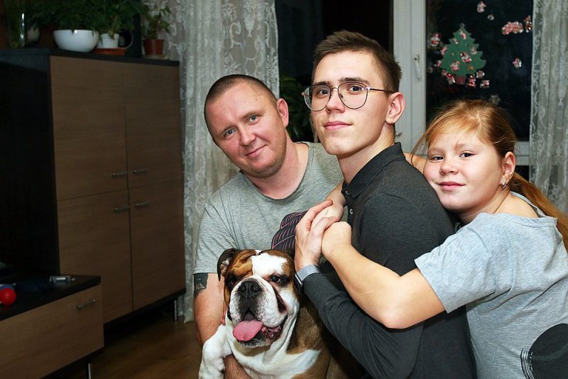 Sergejs Pavlovs seniors, mazā Aleksandra, kā arī angļu buldogs Džeris izglābās, pateicoties Sergeja Pavlova juniora operatīvajai rīcībai.