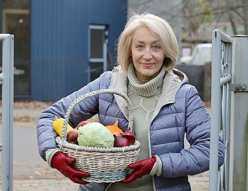 Ilze Pētersone ar biopārtikas pirkumiem no Skultes tirdziņa.