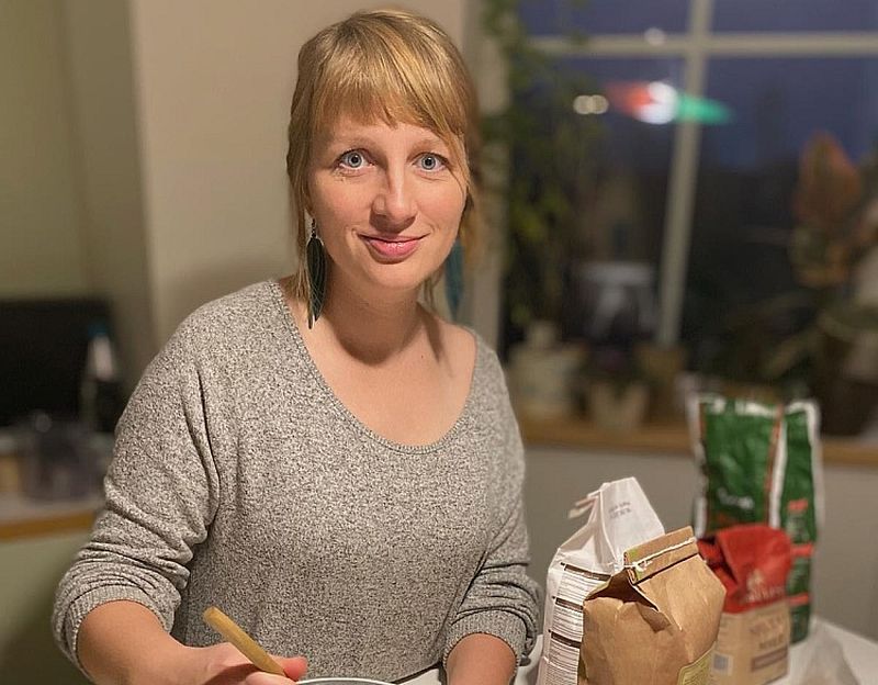 Lai ietaupītu, Iveta Straume ik nedēļu no bioloģiskajiem miltiem pati cep maizi – garšīgi un lēti.