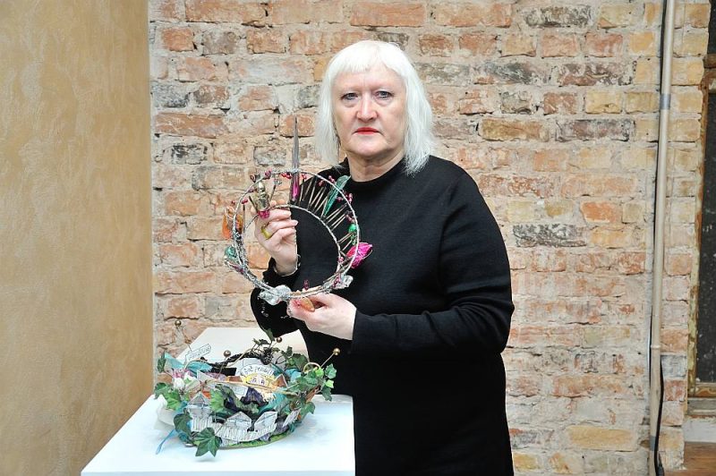Brigita Stroda: “Es negribu, lai manējos sajauc ar zīlīšu pinēju kronīšiem, jo es nepinu zīlīšu pinēju kronīšus. Es taisu mākslas darbus.”