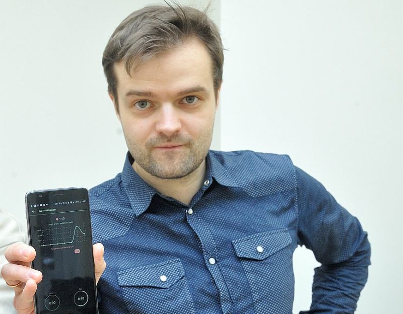 “Asya” līdzdibinātājs Ēvalds Urtāns: “Mūsu pamatprodukts šobrīd ir lietotne, kas sarežģītas sarunas padara vieglas, randiņus un attiecību uzlabošanu – jautru. Mūsu auditorija ir apmēram 30 gadus vecas sievietes ar maziem bērniem – tas saskan ar pētījumiem, kas liecina, ka ģimenēs, kur piedzimst pirmais bērns, attiecību kvalitāte pasliktinās pat par 67%.