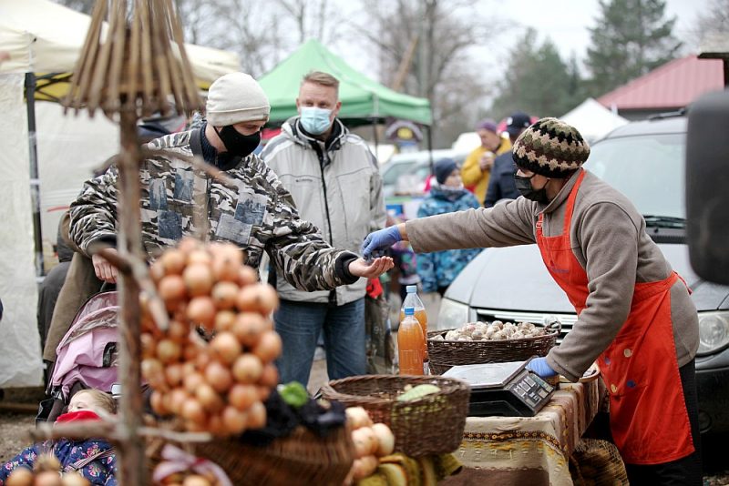 Sestdienu rīti šā raksta autorei Ilzei Pētersonei sākas ar Skultes tirgu, lai iegādātos produktus visai nedēļai. Liela daļa no tiem ir bioloģiski audzēti.