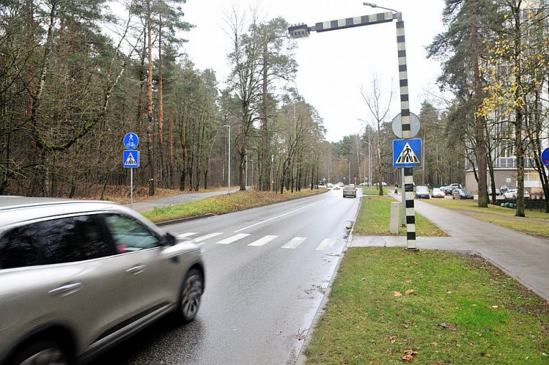 Uz šīs gājēju pārejas Rīgā, Šmerļa ielā, autovadītāja ar savu “Lexus” sabrauca gājēju.