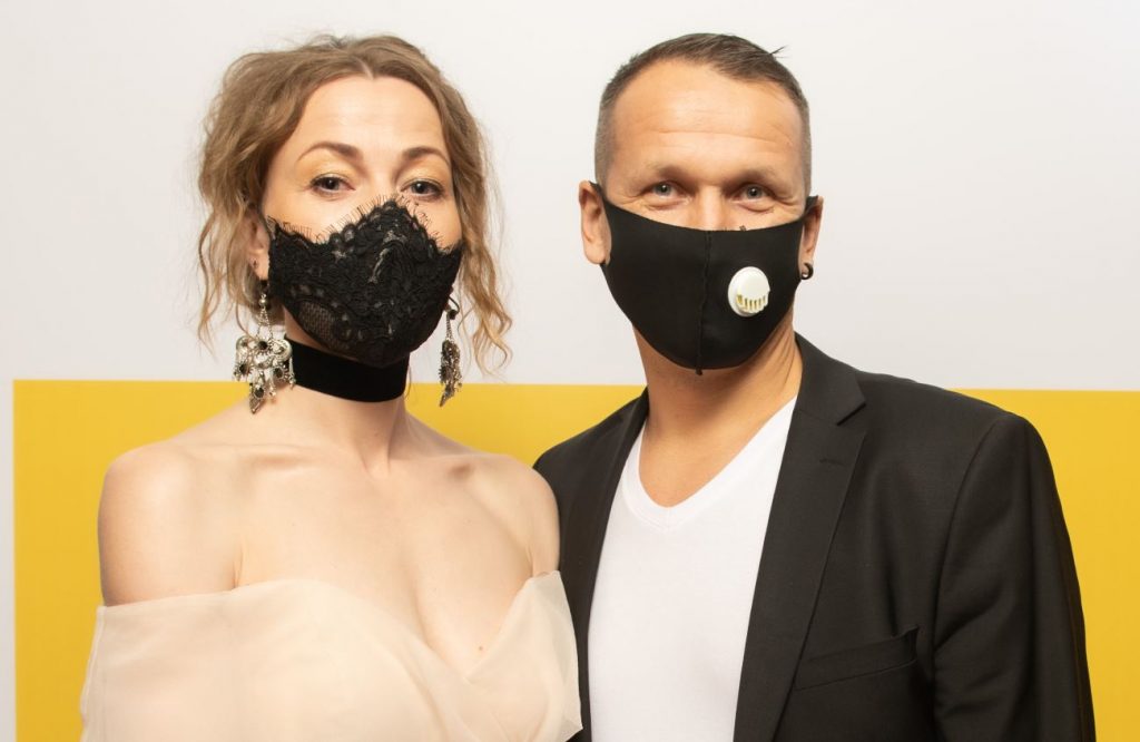 Aktrise Maija Doveika kopā ar savu kolēģi Intaru Rešetinu “Spēlmaņu nakts” balvas pasniegšanas ceremonijā, Liepājā.