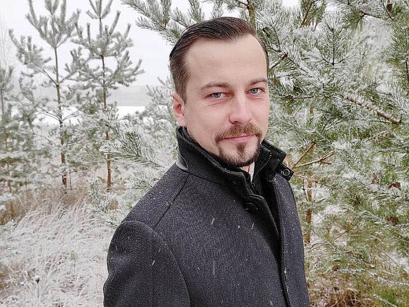 “Dažādu liegumu paplašināšana ir vienvirziena biļete, lai mūsu kokapstrādes uzņēmumus izmestu no piegādes ķēdēm. Mēs būtu spiesti pārdot savu saražoto par maksimāli zemāko cenu, lai tikai kāds apsvērtu domu sadarboties ar tik nestabilu partneri,” uzskata Latvijas Neatkarīgo mežizstrādātāju asociācijas priekšsēdētājs Artūrs Bukonts.