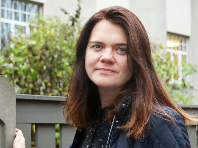 “Mūsu patiesais lepnums ir tās ģimenes, kuras pieņēmušas bērnus un sniedz viņiem mīlestību, rūpes un mājas,” uzsver Valsts sociālā aprūpes centra “Rīga” filiāles “Rīga” jeb, vienkāršāk sakot, Kapseļu ielas bērnunama vadītāja Ilze Dzene.