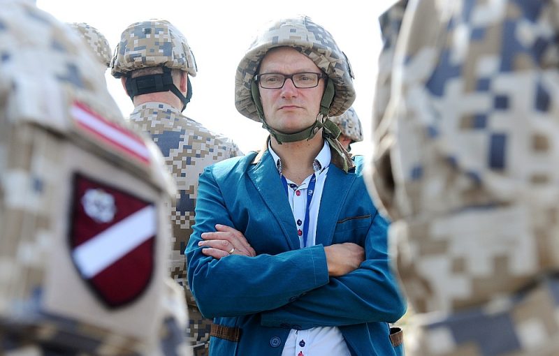 Aizsardzības ministrijas valsts sekretārs Jānis Garisons: “Šobrīd brutāla un atklāta okupācija ir maz iespējama, taču var notikt visādi neprognozējami pagriezieni ļoti īsā laikā, īpaši tādās ģeogrāfiskās vietās, kādā atrodas Latvija, un tam jābūt gataviem.”