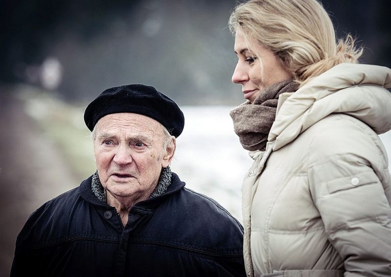 Režisore Giedre Žickīte filmas “Lēciens” tapšanas laikā kopā ar galveno varoni – Simu Kudirku.