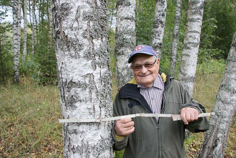 “Iztīrīju arī vienu vietu pie strautiņa, kur bija saaugušas ievas. Un neviena ieva vairs neaug. Tātad trāpīju riktīgi pareizā laikā. Un trāpīt vajag 31. jūlijā no divpadsmitiem līdz vieniem,” ar padomu dalās Jānis Kupcis.