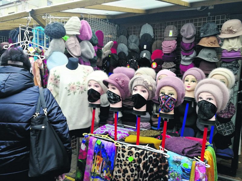 No šodienas visiem bērnudārzos strādājošajiem būs jānēsā sejas maskas. Skolās gan skolotājiem, gan skolēniem būs jālieto sejas maskas no 4. janvāra. Publiskās iekštelpās, tajā skaitā darbavietās, visiem jālieto mutes un deguna aizsegi.