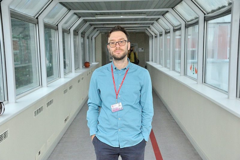Bērnu psihiatrijas klīnikas vadītāja Ņikitas Bezborodova darbavieta patlaban ir Gaiļezerā, bet viņš cer, ka 2023. gadā, kā tas ieplānots projektā, būs gatava jaunā klīnika Torņakalnā. “Ar to arī mēs pēdējos gados nodarbojamies – kā vajadzētu izskatīties mūsdienīgai bērnu psihiatrijas klīnikai.”